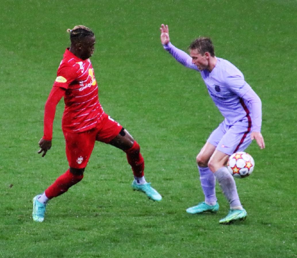 德容在巴萨的战术角色:从单后腰到自由中场的进化之路