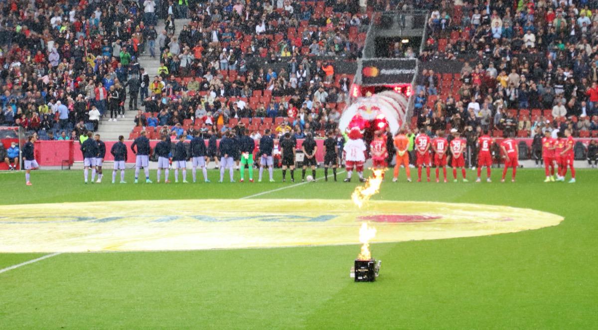 德容抗压能力解析：现代中场如何在高位逼抢中从容破局